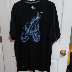 Nike Men's Atlanta Braves Black Tee with Blue Graphic